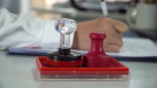 商人在办公室的合同文件上签字盖章