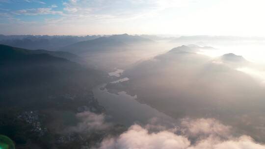 4k巴马赐福湖大气朝阳云雾缭绕的山水湖泊