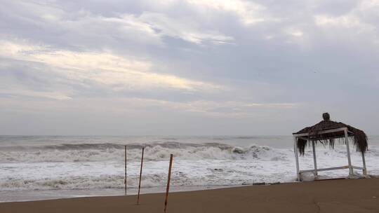 海浪拍打着海岸