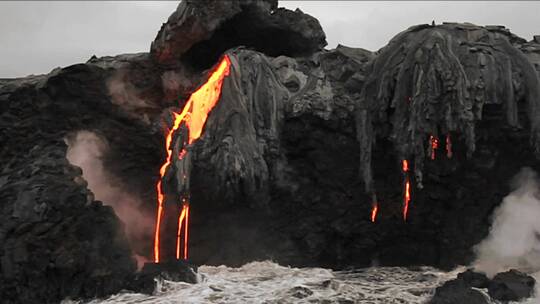 壮观的黄昏熔岩从火山流入海洋