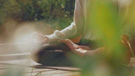 女人在大自然中冥想