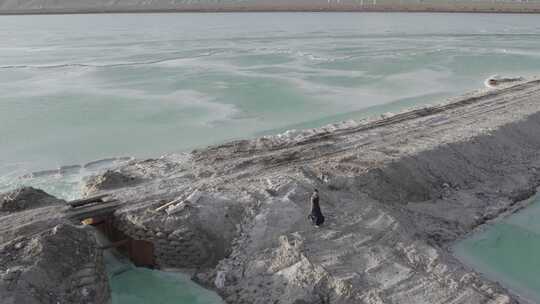 青海海西大柴旦翡翠湖人物小路航拍视频