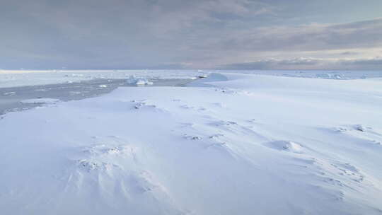 南极无穷无尽的极地雪域沙漠冰冻的冰山