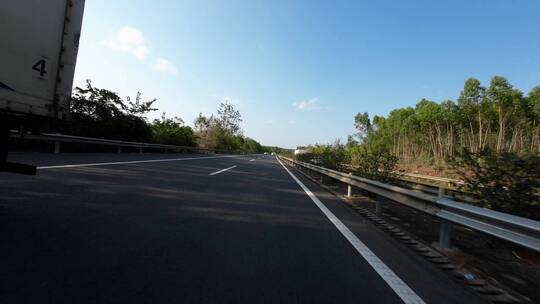 圆通快递厢式卡车行驶在高速公路视频素材模板下载