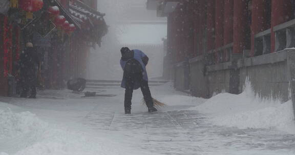 山东泰山风景区雪景下雪