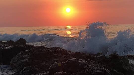 日落下海浪冲刷岩石视频素材模板下载