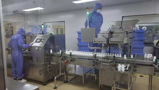 药厂车间工人操作生产流水线