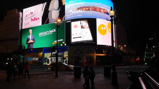 街道上发光的广告牌视频素材模板下载