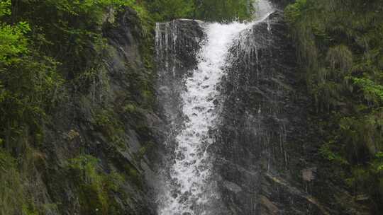 山里的高山瀑布