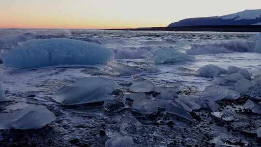 冰块被海水冲上岸边
