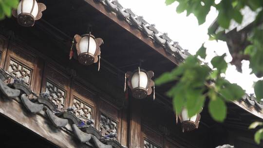 传统园林别墅建筑屋檐下挂着灯笼