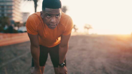 黑人，运动后日落健身休息，户外有氧训练