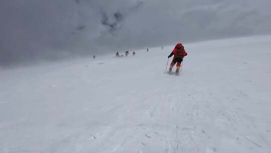 风雪天气中攀登慕士塔格峰雪山的登山队