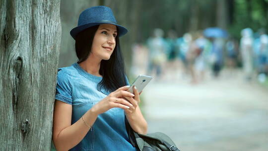 公园里用手机发短信的女人