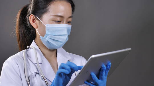 中国女士女医生医师互联网办公看病问诊