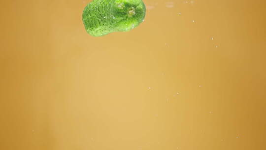青黄瓜漂浮在水中视频素材模板下载