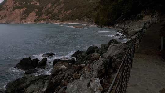 弗拉穆拉海岸的岩石地层