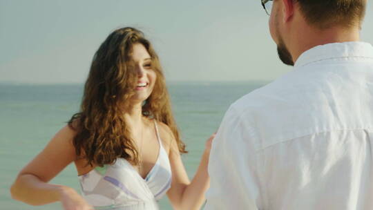 情侣在沙滩跳舞视频素材模板下载