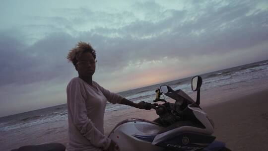 女士在沙滩骑摩托车