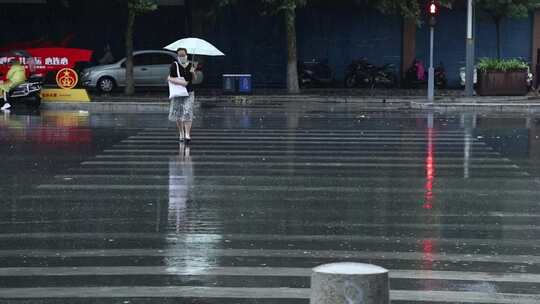 西安大雨路面积水