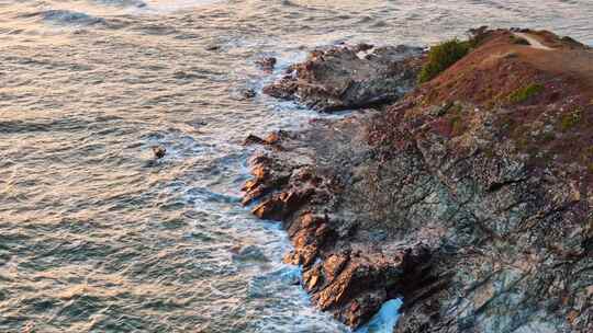 海浪拍打岩石的壮观景象