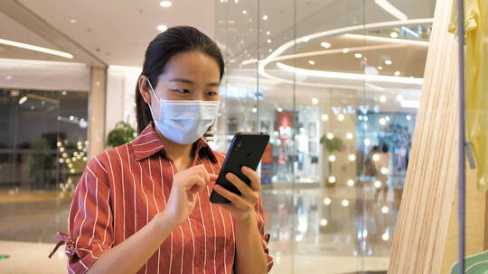亚洲东方中国女性在商场内挑选衣服购物视频素材模板下载