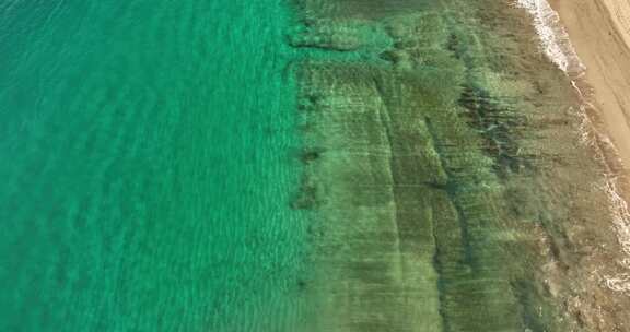 航拍海滩的海浪和海底