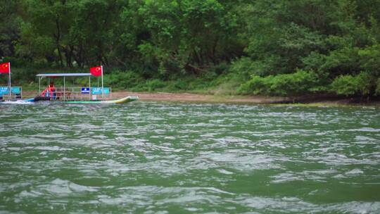 乘船在桂林漓江上视频素材模板下载