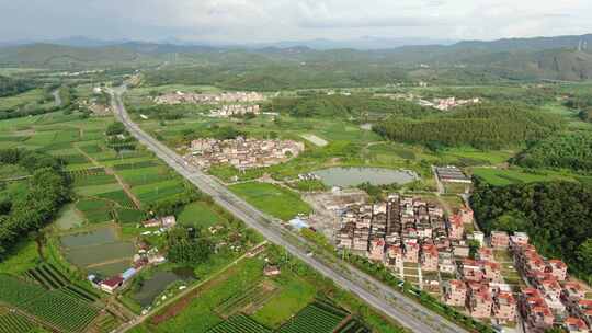 乡村田园公路与村庄的鸟瞰全景