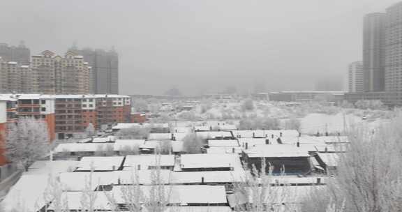 雾霭下的城市雪景鸟瞰