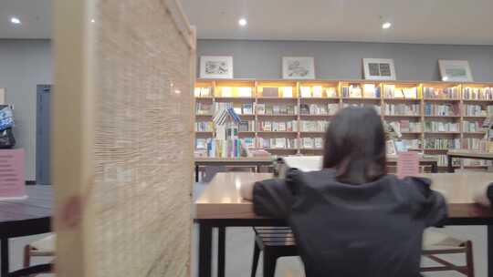 书店读书的人们