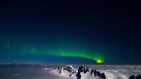 雪山云海之上的极光夜景