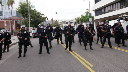 好莱坞警察在抗议期间封锁街道