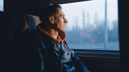 男人坐火车望着窗外视频素材模板下载