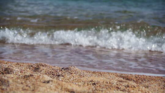 埃及红海的沙滩和海岸线上的海浪