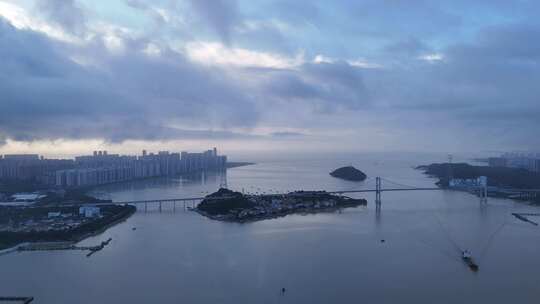 广东汕头岛屿旅游区海湾大桥清晨云海航拍