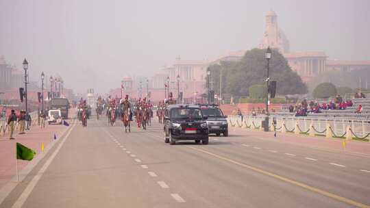 印度军队骑马为共和国日游行排练的宽镜头视频素材模板下载