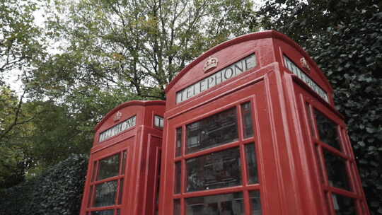 红色老式电话亭