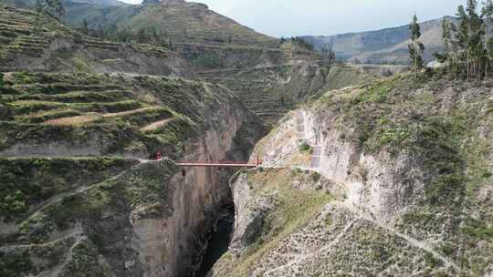 秘鲁扬奎附近山地梯田中的科尔卡峡谷天桥