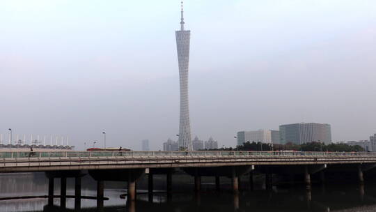 广州珠江河对岸的广州塔