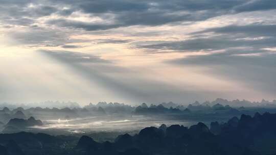 航拍桂林山水上方漂亮的耶稣光