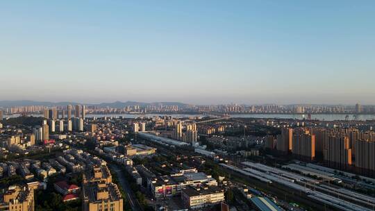 航拍日出金色阳光下的南京城市风光
