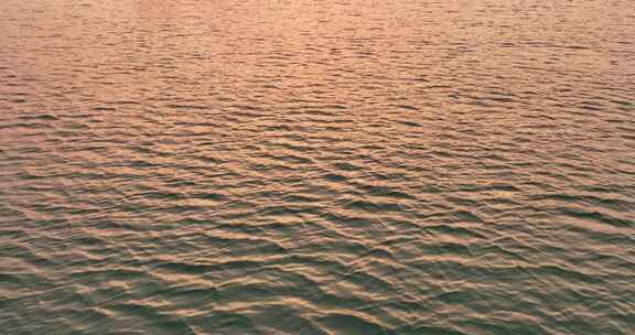 夕阳下波光粼粼的湖面