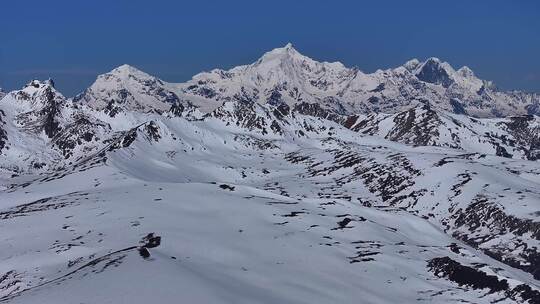 白马雪山山脉垭口群峰航拍