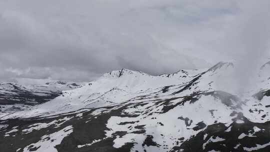 云雾缭绕的雪山风光