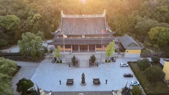 夕阳沐浴下的常熟虞山三峰清凉禅寺