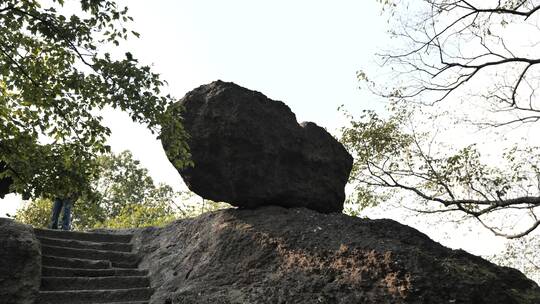 杭州西湖宝石山上的石头，风景