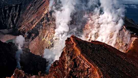 从火山空中冒出的烟