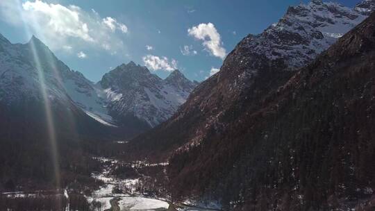 毕棚沟卓玛滩逆光航拍雪山4k左右移动