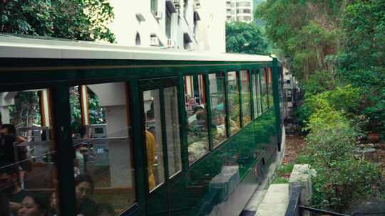 香港太平山缆车城市列车绿皮缆车进展驶来